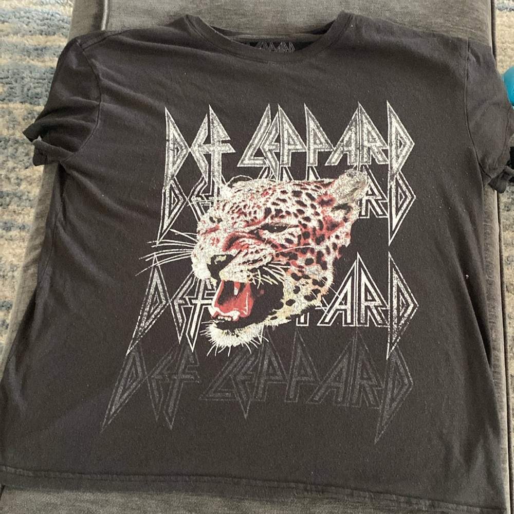 Women’s large distressed tee